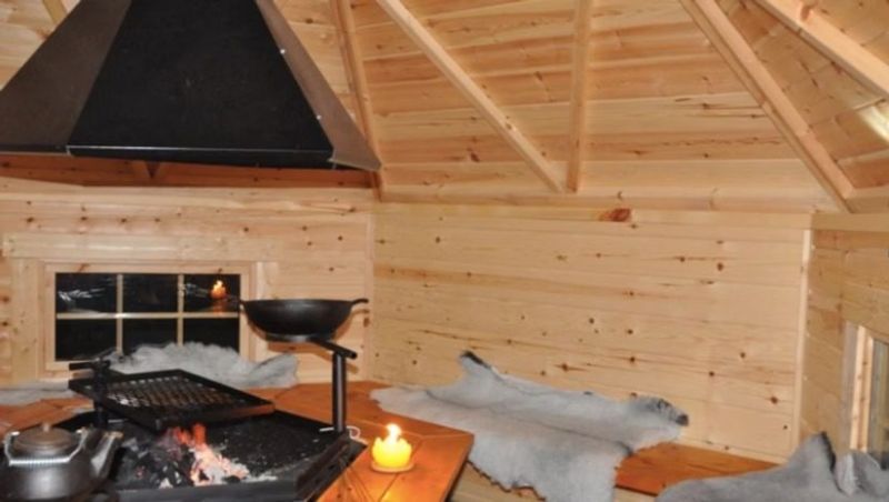 Grillkåta som finns för uthyrning på Toftahult gård.